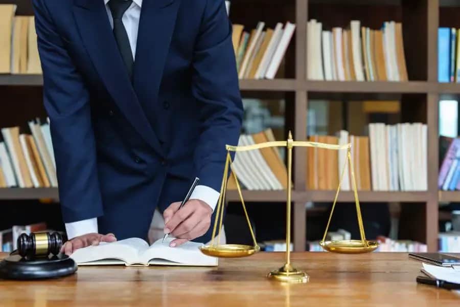 Ile zarabia adwokat w Polsce? Zaskakujące fakty o wynagrodzeniach