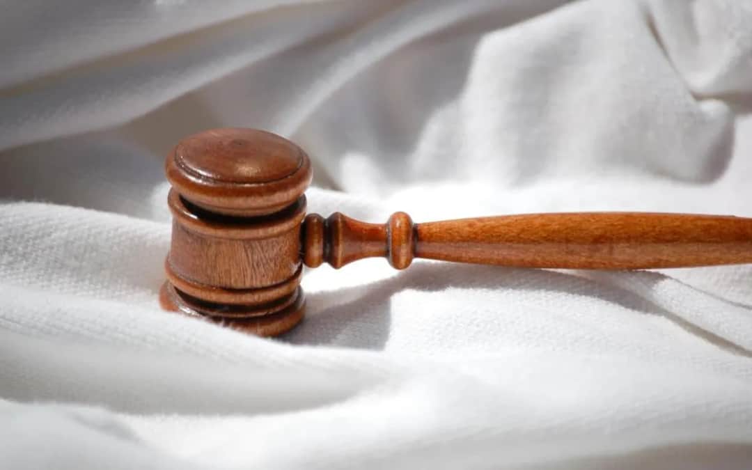 Co oznacza odroczenie ogłoszenia wyroku i jakie niesie konsekwencje?