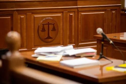 Czy powód dostaje odpowiedź na pozew? Poznaj swoje prawa i możliwości
