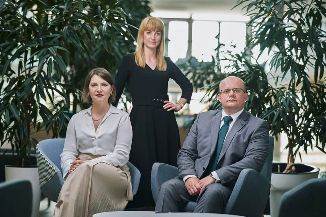 Ile kosztuje wizyta u adwokata? Poznaj ukryte koszty i czynniki wpływające na ceny