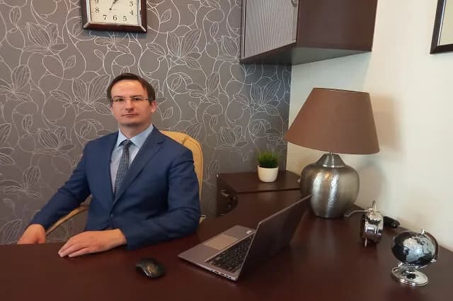 Czym zajmuje się adwokat? Poznaj kluczowe obowiązki i specjalizacje